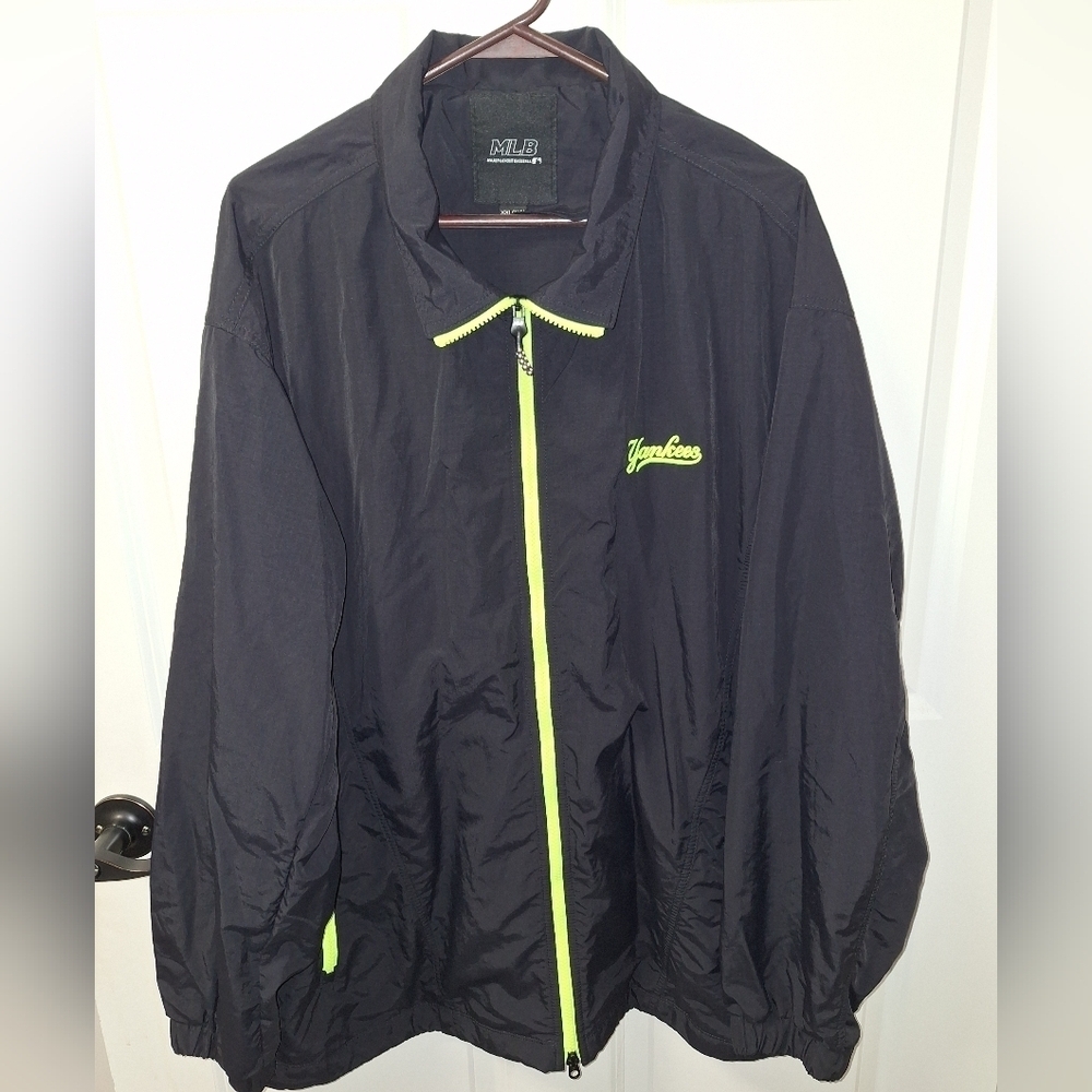 A New York Yankees men's XXL windbreaker in black and neon yellow.